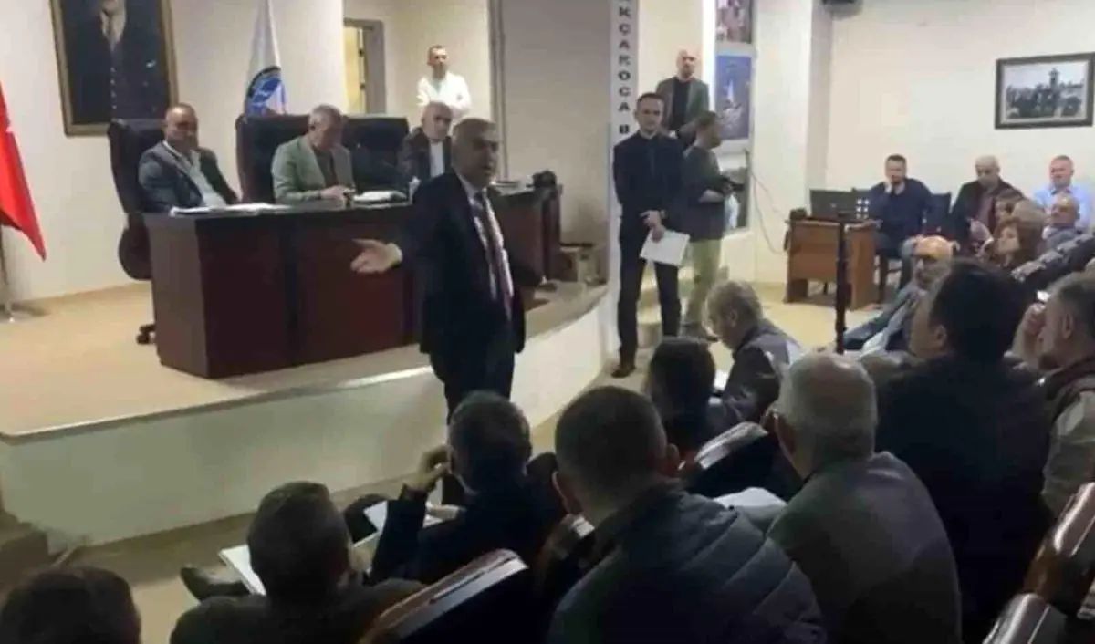 Akçakoca Belediye Meclisi'nde Çatışma: Belediye Başkanı Gazetecileri Odağından Çekti