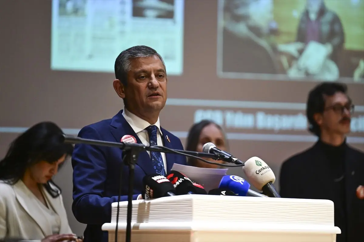 CHP Lideri Özgür Özel, Gazetecilere Mesleki Dayanışma Mesajı Verdi