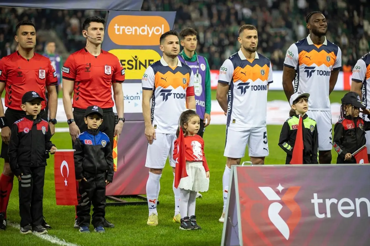 Kocaelispor ve RAMS Başakşehir 0-0'lık İlk Yarıyla Karşı Karşıya