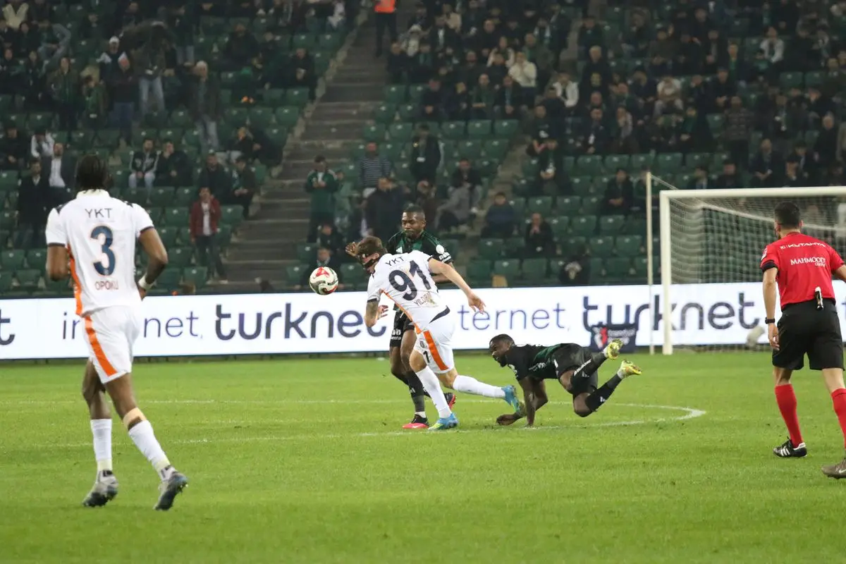 Kocaelispor ve Başakşehir 0-0'lık Sıkı Mücadelede Puanları Paylaştı