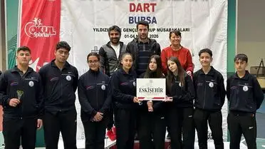 Dart tahtasında atış yapan Sivrihisar kızları