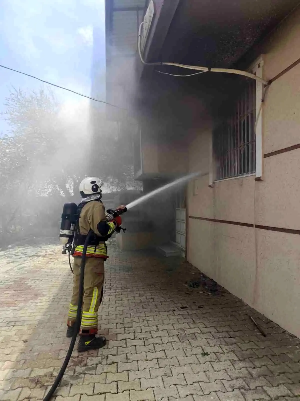 Hatay'ın Antakya İlçesinde Üçgedik Mahallesi'nde Ev Yangını Kontrol Altına Alındı