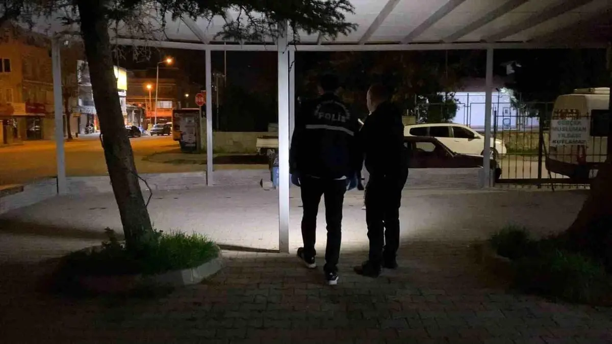 İnegöl'de Bıçaklı Kavga: İki Genç Kız Yaralı, Birisi Ağır Durumda