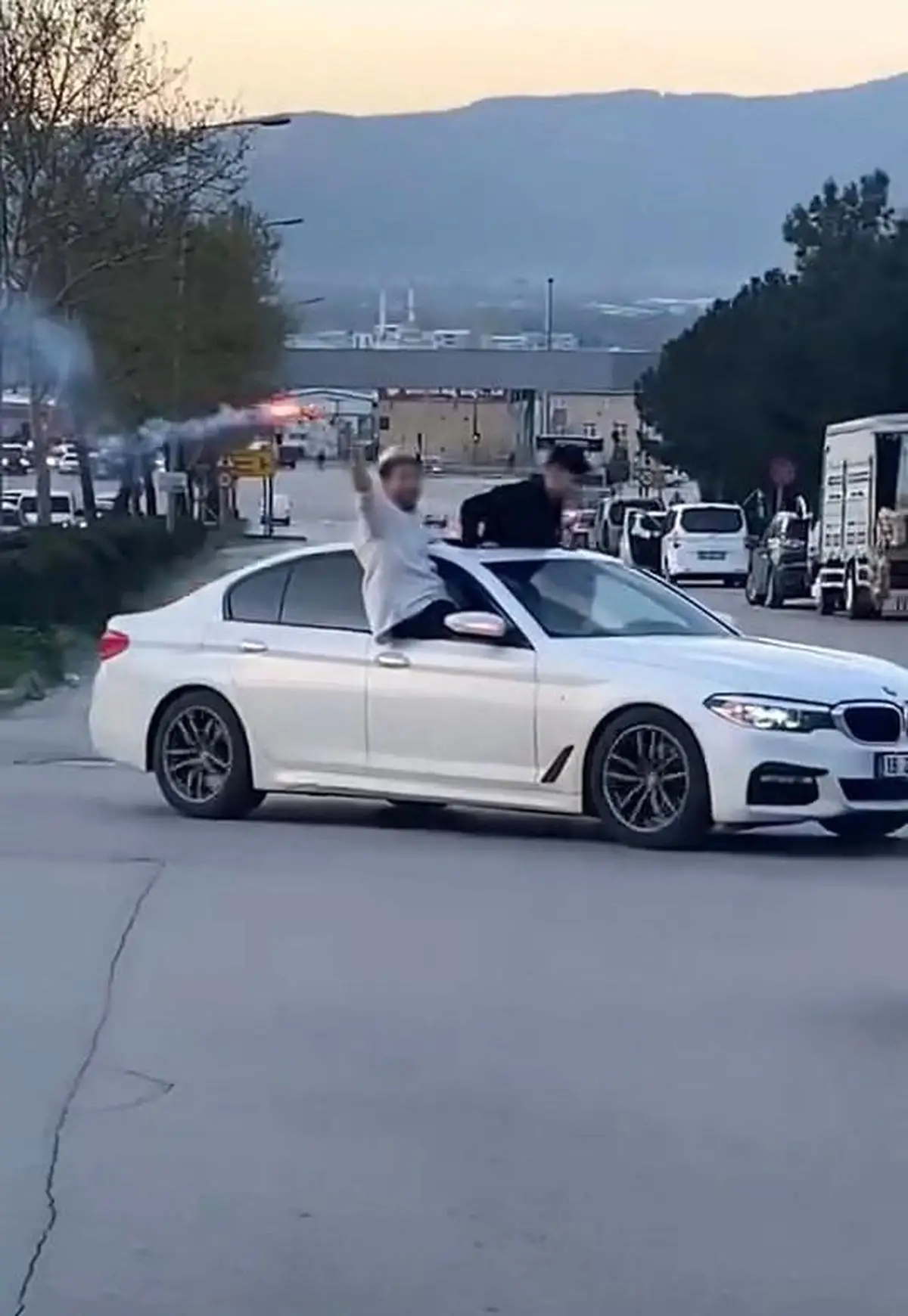 Bursa’da Tehlikeli Düğün Konvoyuna 660 Bin TL Kesintili Ceza ve Sürücü Belgeleri Alındı