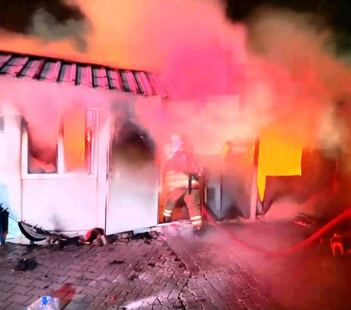 Hatay’da Konteyner Yangını: Depremzedeler Panik Yaşadı