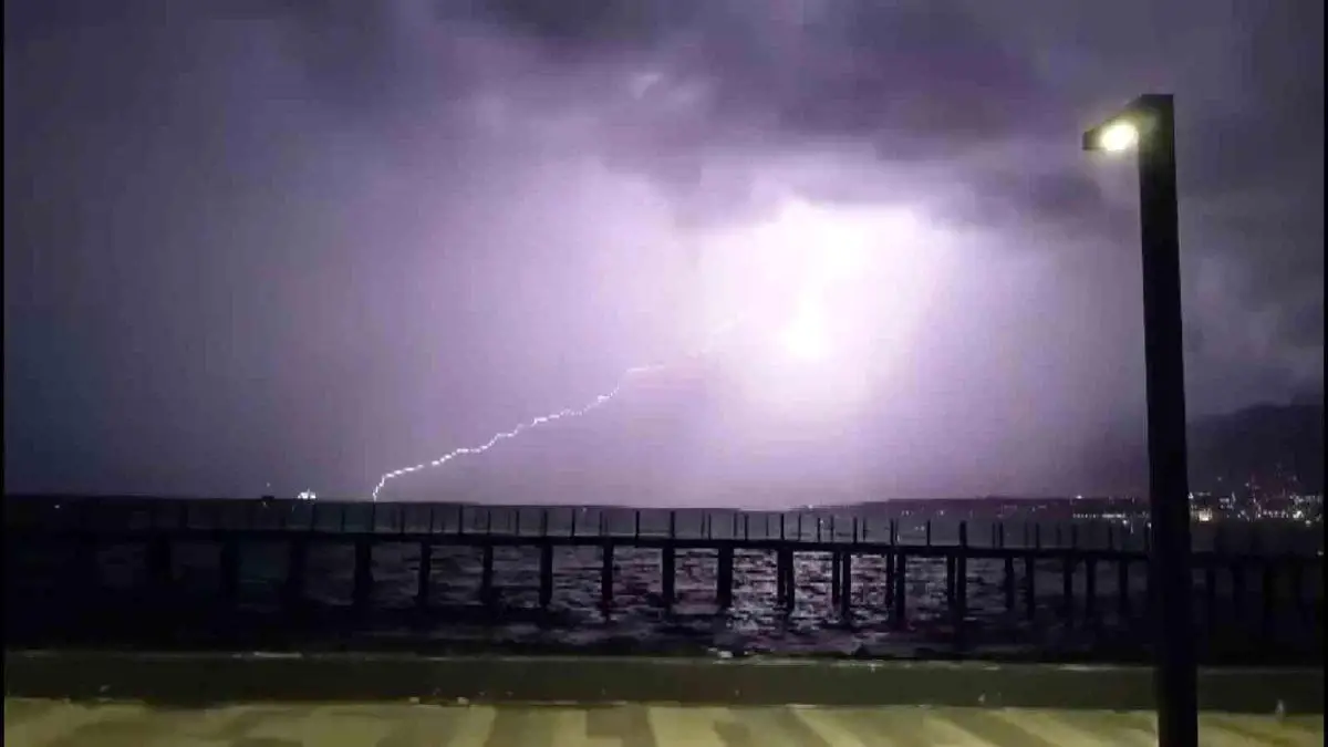 Hatay’da Şiddetli Yağış ve Yıldırım Uyarısı: Kıyı İlçeleri Etkilendi