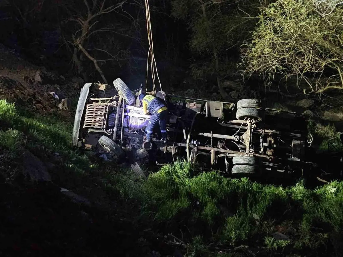 Balıkesir Değirmenboğazı'nda İş Makinesi Çöküşü: 1 Kişi Hayatını Kaybetti, 1 Yaralı