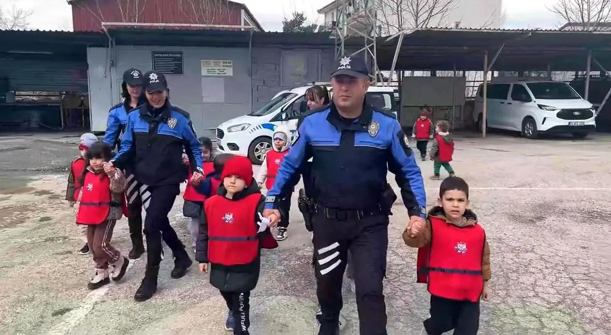 Polis Haftası'nda Miniklere Güvenliğin Tanıtımı
