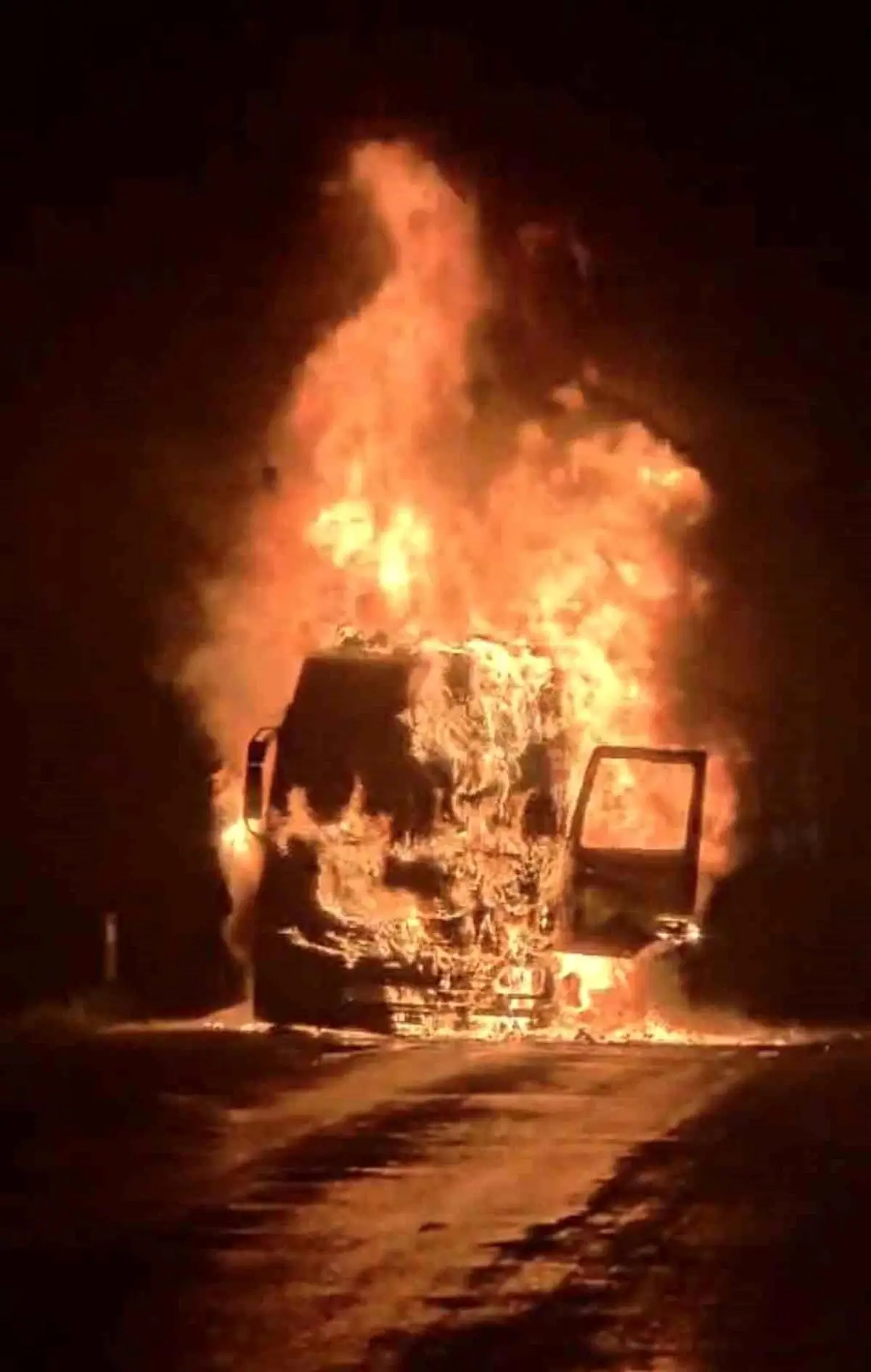 Tarsus’ta Plastik Yüklü Tır Yangını: Sürücü Zorluğu Atlattı