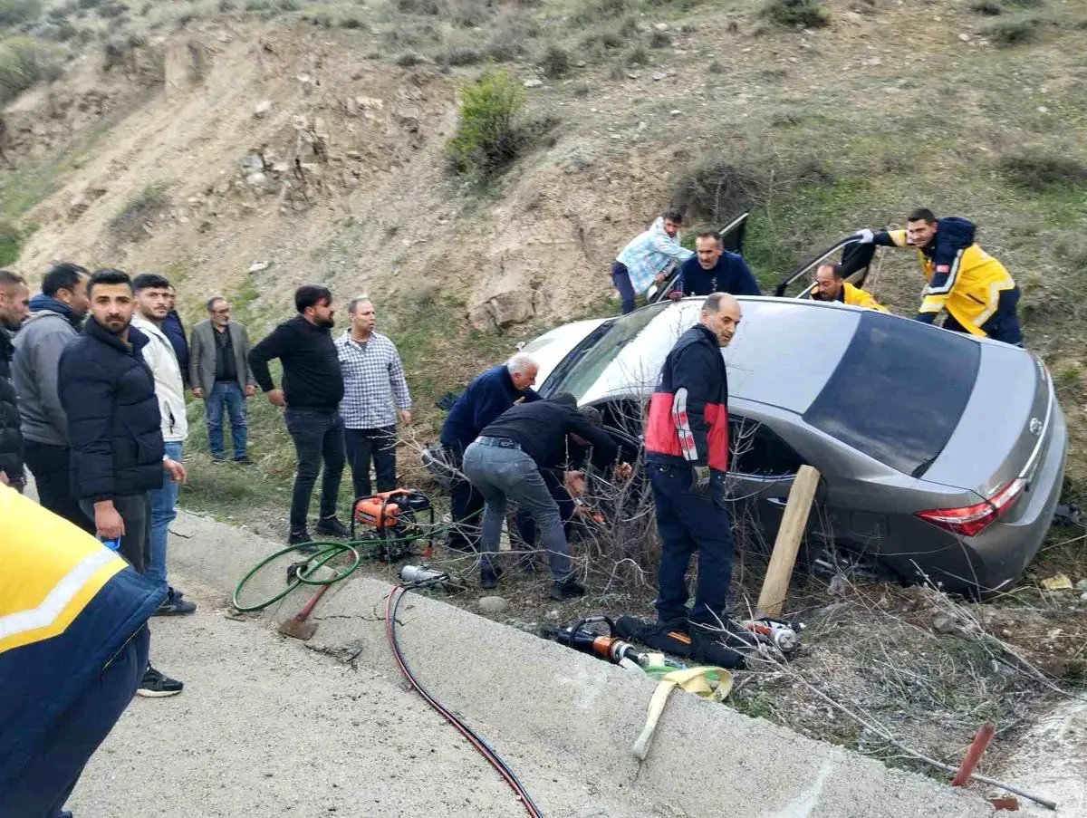 Suşehri'nde Trafik Kazası: 3 Kişi Yaralandı