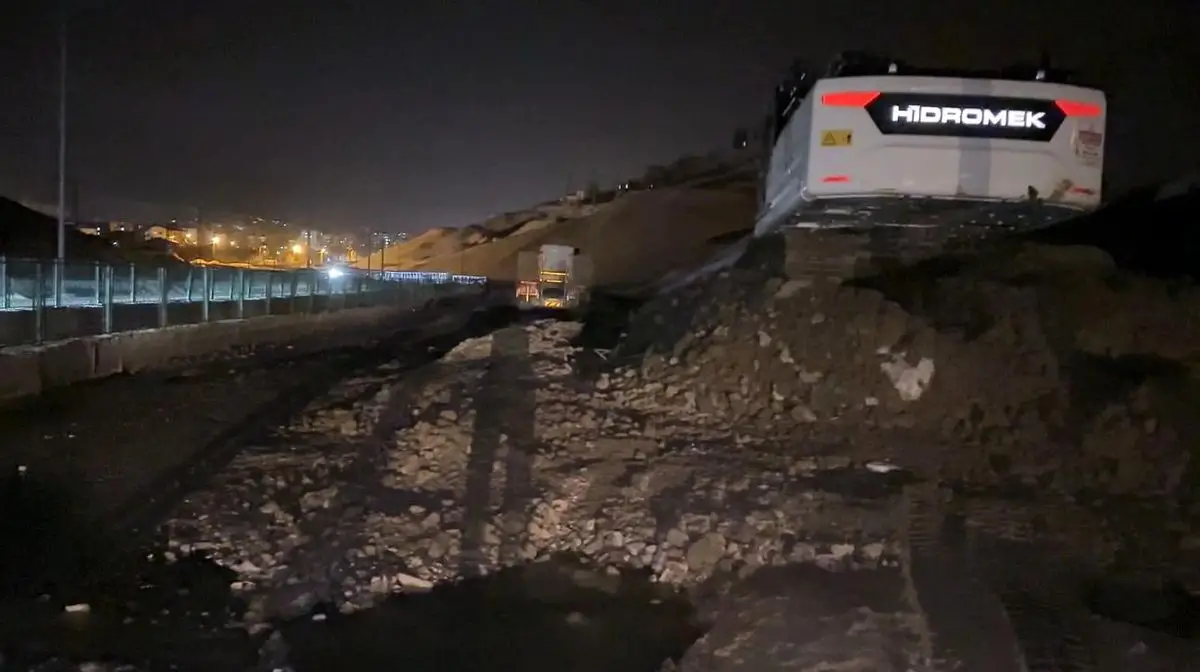 Yüksekova’da Heyelan Pizok Yolunu Kapattı: Temizlik Çalışmaları Başladı