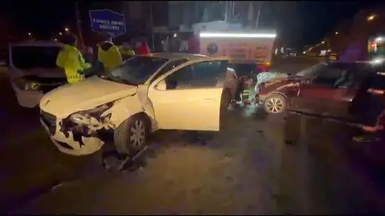Elazığ'da İki Araç Çarpıştı: İki Yaralı Hastaneye Kaldırıldı