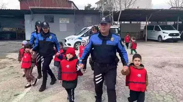 Polis ofisinde çocuklarla etkileşim