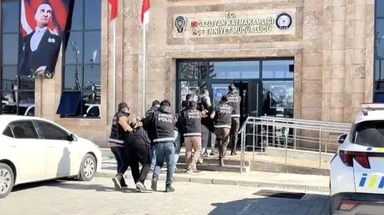 Operasyon sırasında ele geçirilen uyuşturucu ve silahlar
