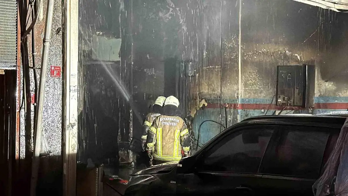 Diyarbakır Yenişehir'de Oto Tamir Dükkanında Çıkan Yangın Kontrol Altına Alındı