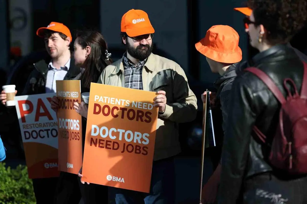 İngiltere'de Asistan Doktorlar 6 Günlük Maaş Grevine Başladı
