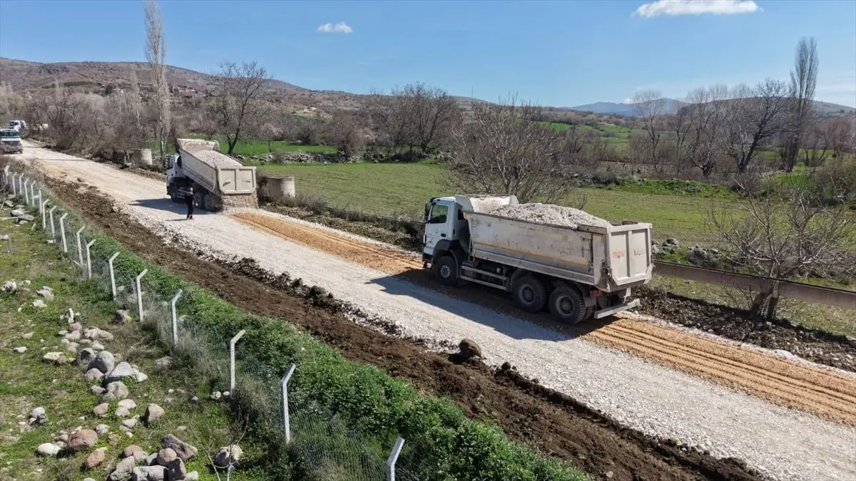 Gümüşhacıköy'de 22 km Asfalt Projesi Başladı: 9 Köy Yola Çıktı