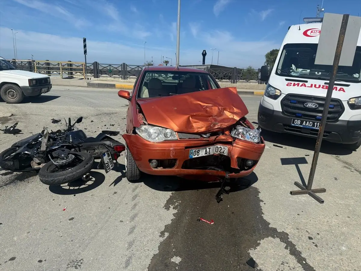 Arhavi'de Motosiklet ve Otomobil Çarpışması: Sürücü Şehit Oldu