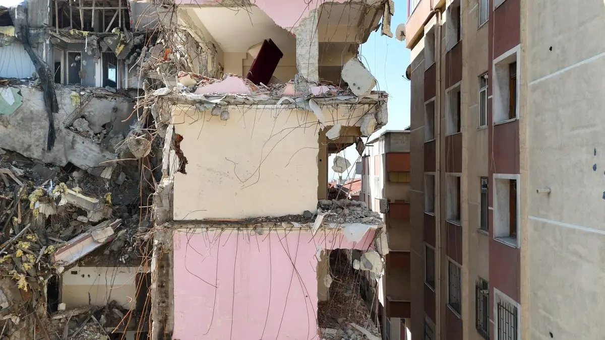 Avcılar’da Yıkım Altındaki Bina İçinde Mahsur Kalan Kedi 10 Gün Sonra Kurtarıldı