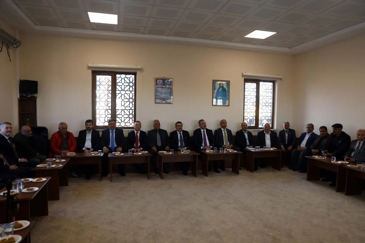 Bakan Tekin, Cemevi Ziyaretinde Müfredat ve Alevi-Bektaşi Kültürüne Dikkat Çekti