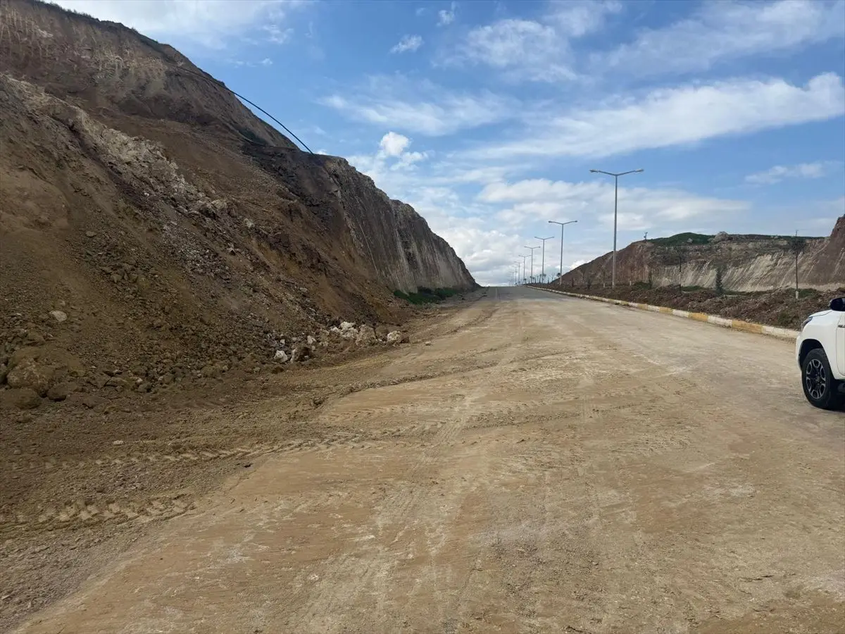 Batman’da Heyelan Nedeniyle Kapanan Yol Tekrar Trafiğe Açıldı