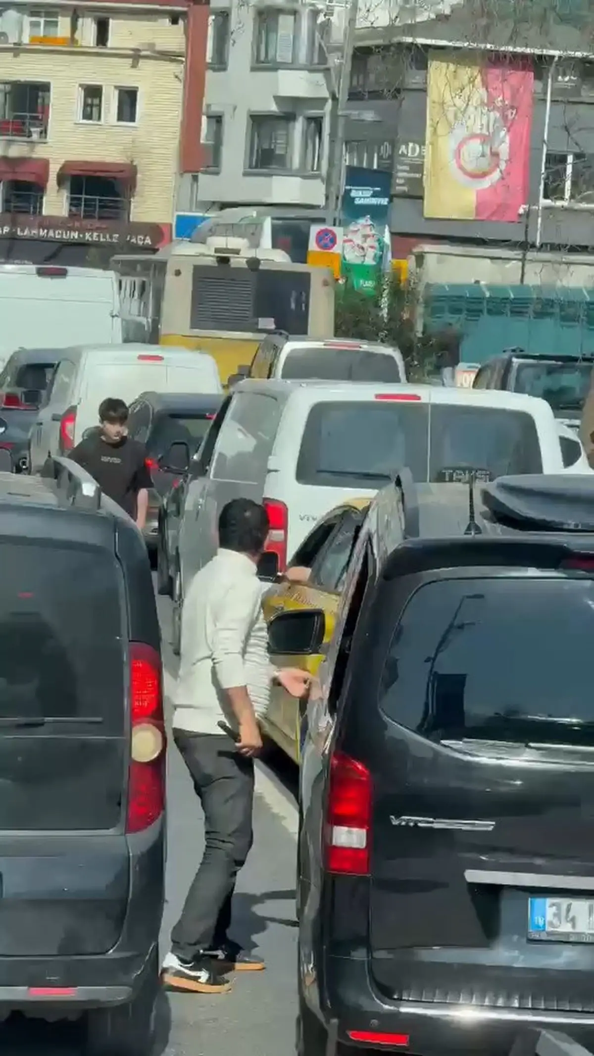 Beyoğlu'nda Trafik Tartışması Şiddetle Sonuçlandı: Minibüs Şoförü Motosikleti Bıçakladı