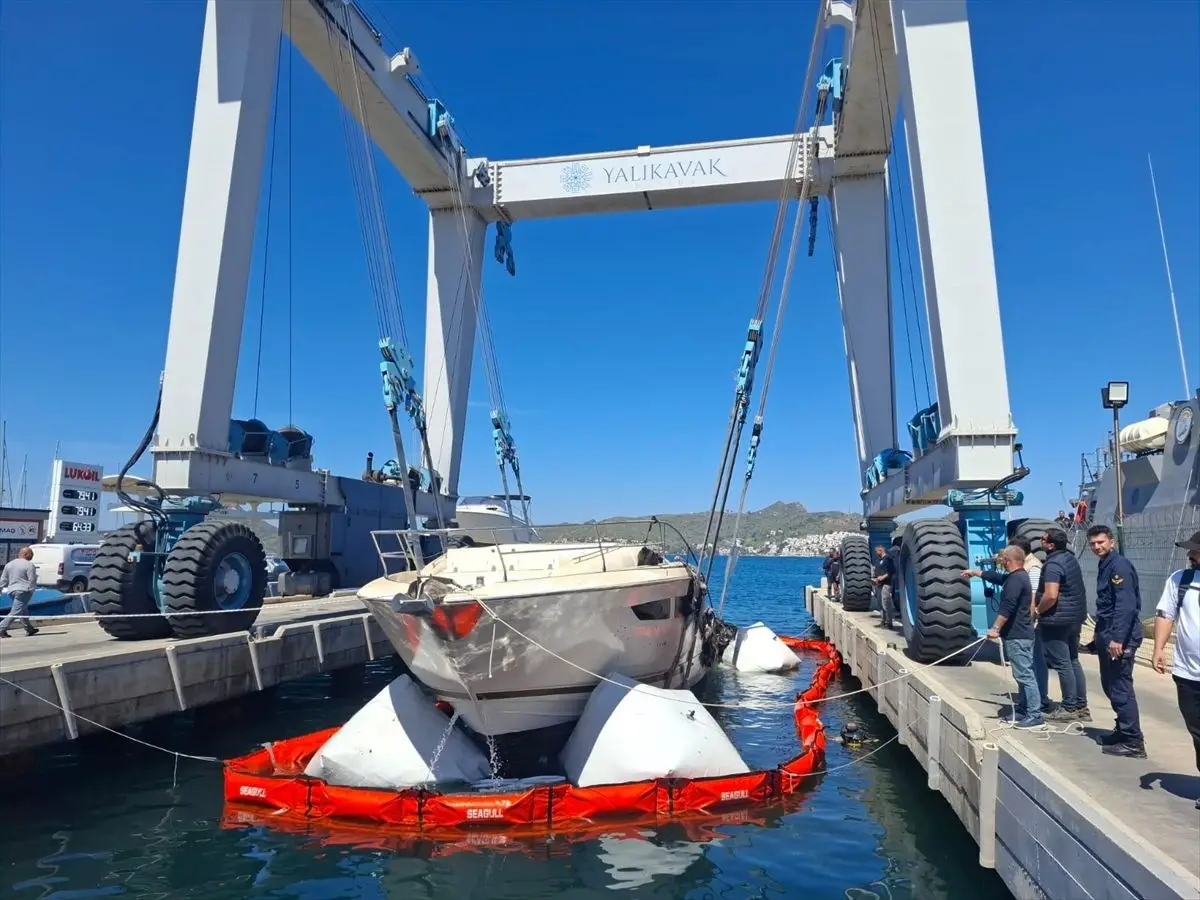 Bodrum’da Yangın Sonrası 7 Motorlu Yatın Kaldırılması Tamamlandı