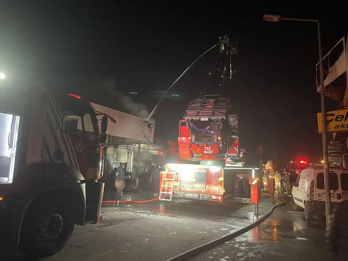 Diyarbakır’da Oto Kaporta Dükkanında Çıkan Yangın Hızla Söndürüldü