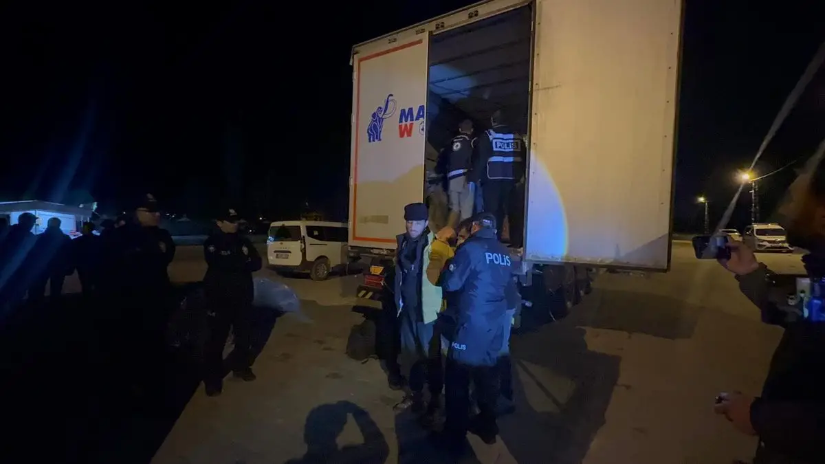 Tokat’ta Erbaa’da Duraklatılan TIR’da 18 Kaçak Göçmen Yakalandı
