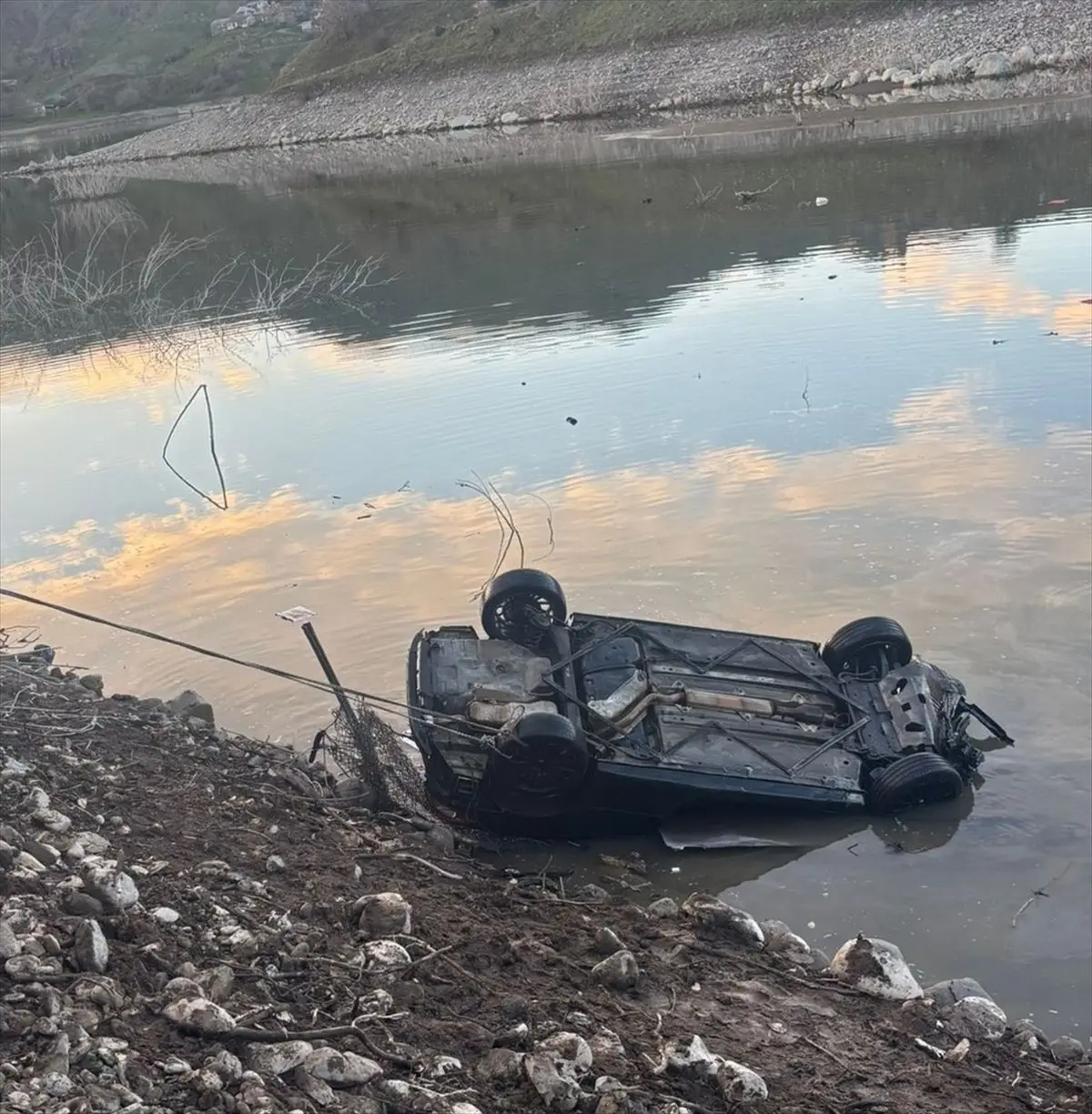 Elazığ’da Baraj Gölüne Düşen Otomobilde Sürücü Yaralı
