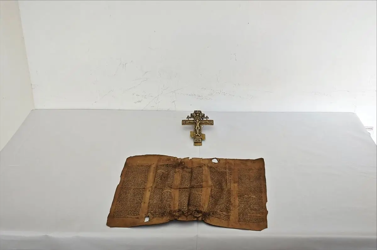 Erzurum’da Orta Çağ Parşömeni ve Bronz Haç Operasyonu: Jandarma 3 Şüpheliyi Gözaltına Aldı