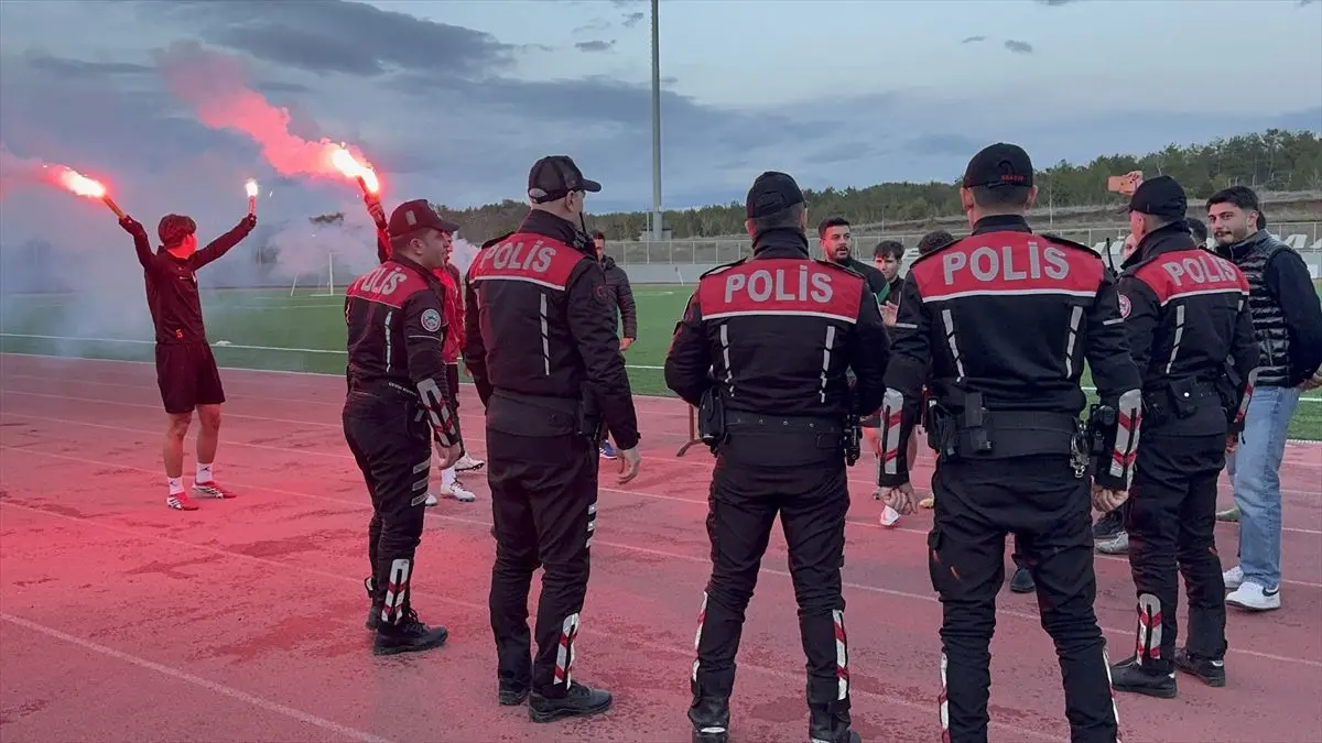 Eskişehir'de Polis Haftası Coşkusu: Futbolcular Sahte Kavga İhbarı ile Sürpriz Kutlama