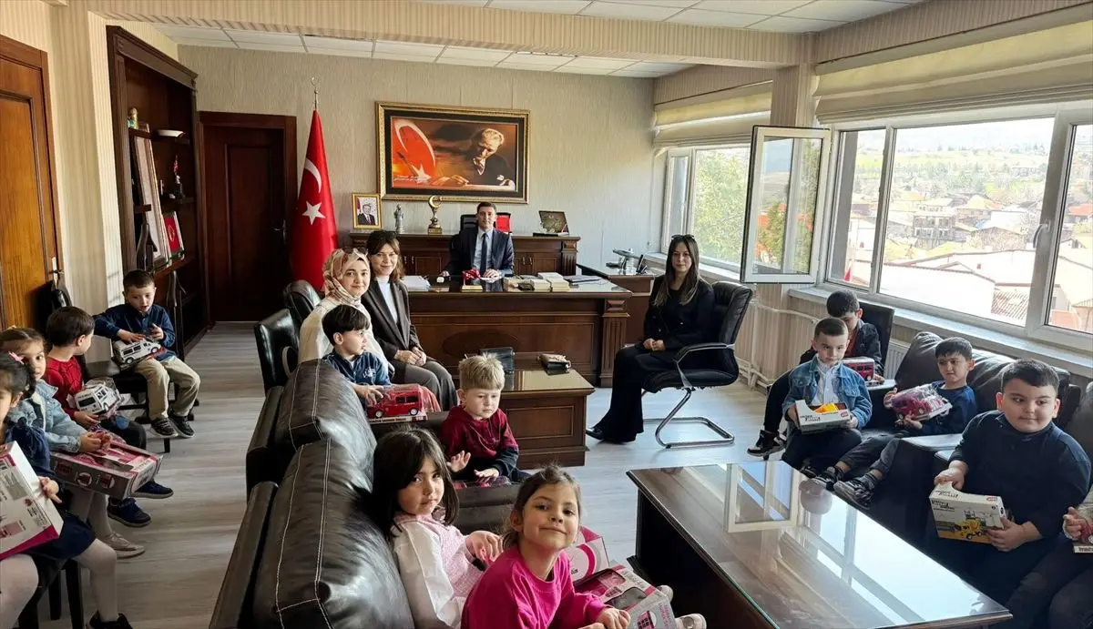 Güdül Anaokulu Öğrencileri Kaymakam Akar'ı Karşılayarak Kariyer Yolculuğu Hakkında Bilgi Aldı