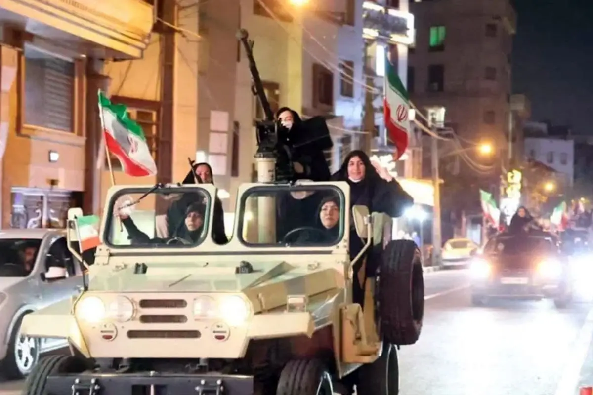 Tahran’da Kadınlar Silahlarıyla Sokaklara Çıktı: Direnişin Yeni Simgesi