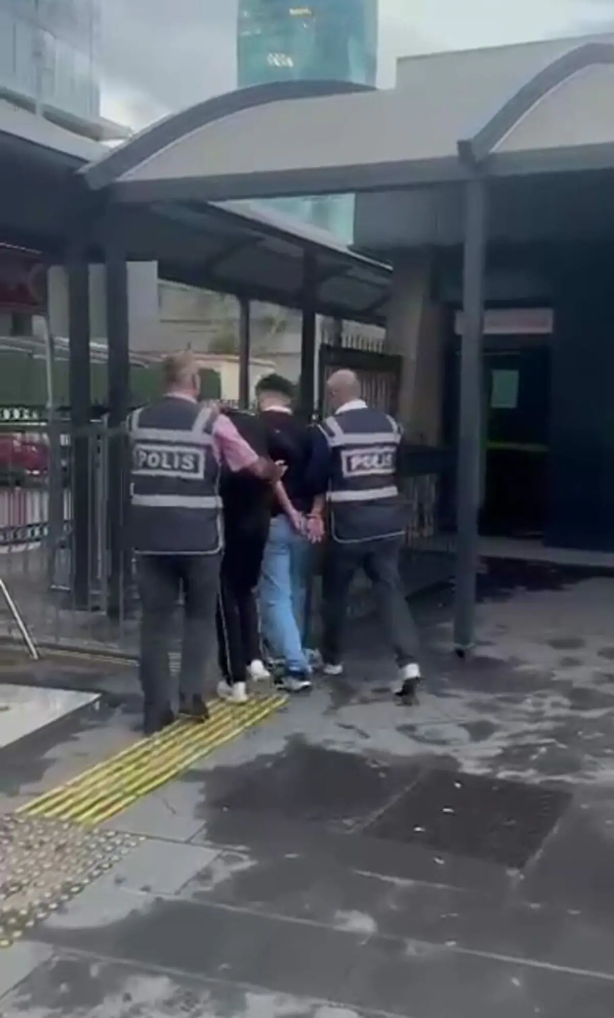 İzmir Karabağlar'da 10 ve 16 Yıllık Hapis Cezalı İki Firari Hükümlü Yakalandı