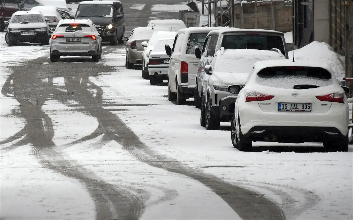 Sarıkamış’ta Şiddetli Kar Yağışı Şehrin Sokaklarını Beyaza Döktü