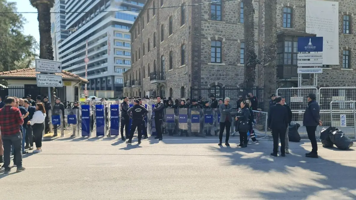 İzmir'de Eski DGM Binalarının Tahliyesine Karşı Oturma Eylemi Sürüyor