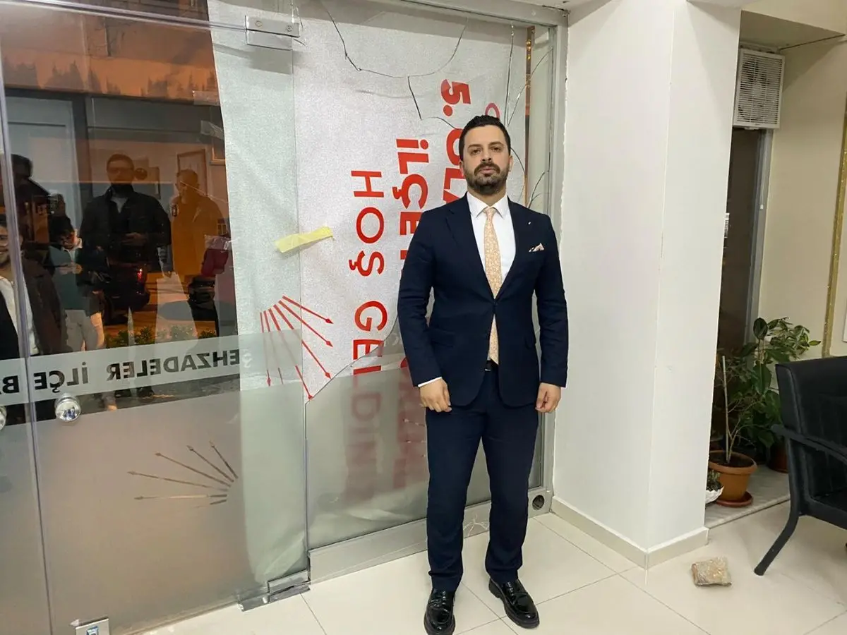 Manisa Şehzadeler'de CHP İlçe Başkanlığı Binasına Taşlı Saldırı