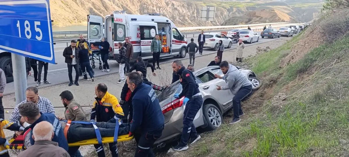 Suşehri’de Kontrolü Kaybeden Otomobil Şarampole Devrildi: 3 Yaralı