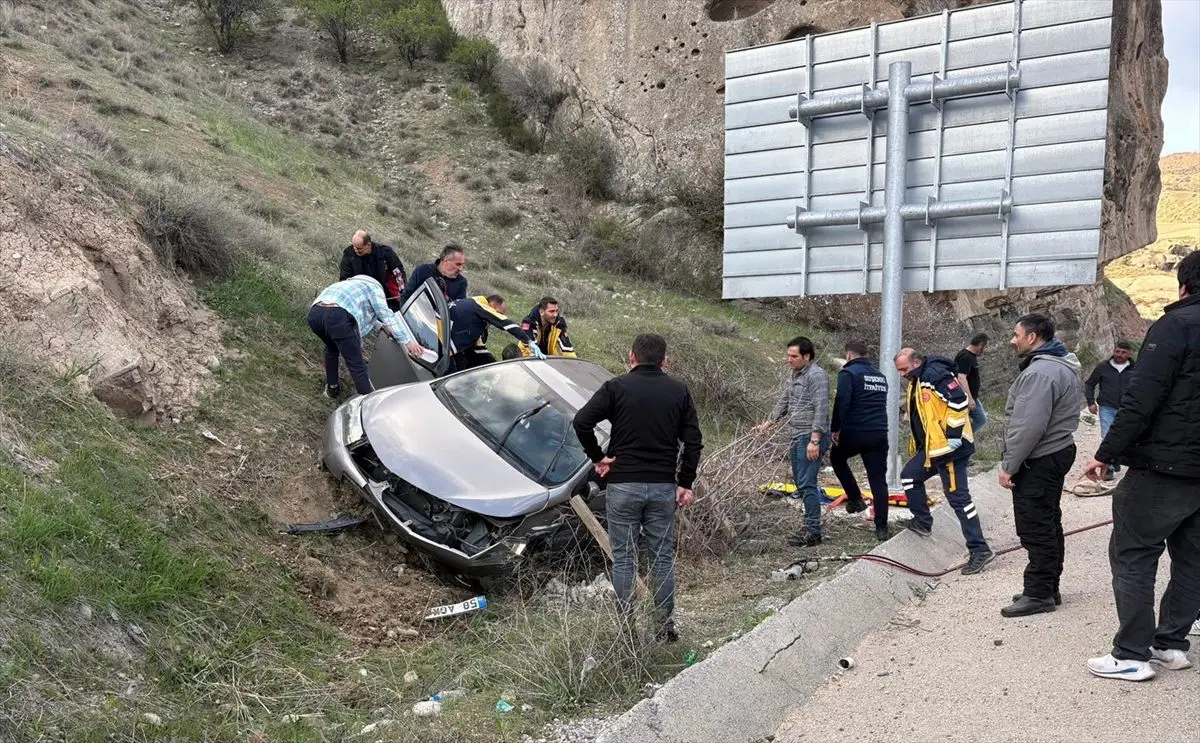 Sivas’ta Şarampole Çarpan Otomobilde 3 Kişi Yaralandı