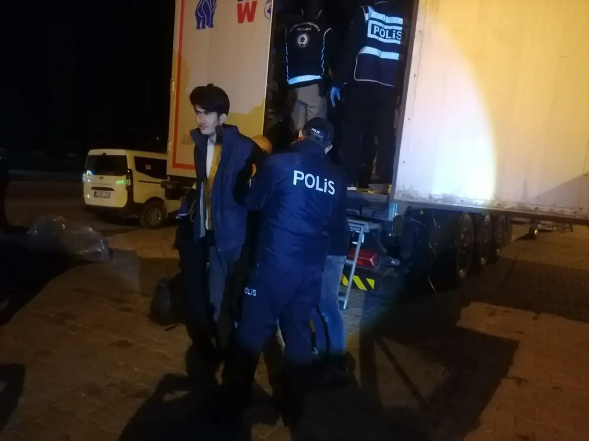 Erbaa’da İran Plakalı Tırda 18 Düzensiz Göçmen Yakalandı