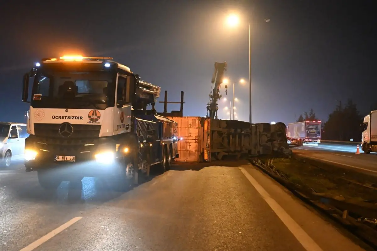 Tuzla’da Patlayan Lastik Nedeniyle Tır Devrildi, Trafik Yoğunlaştı