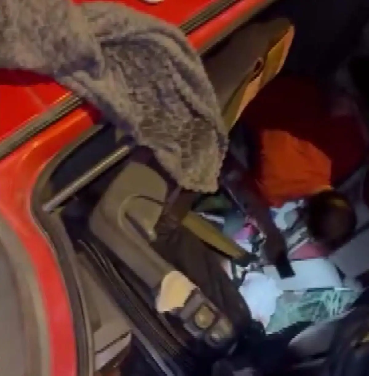 Tuzla'da TIR Devrildi, Trafik Saatlerce Durdu