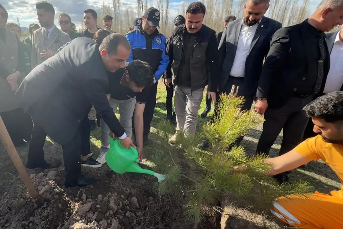 Iğdır Valisi Taşolar ve Liseli Öğrenci Hatıra Ormanında Fidan Dikti