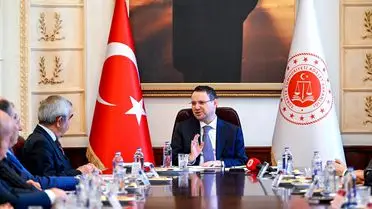 Bakan Gürlek ve dernek üyeleri toplantı anından bir kare