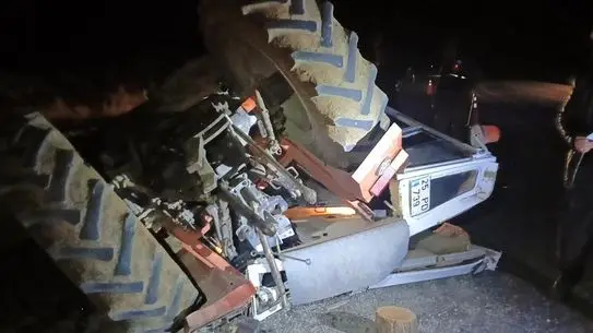 Kaza sonrası ambulans ve traktör