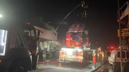 Yangın söndürme çalışması sırasında itfaiye ekipleri