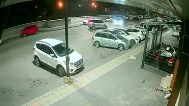 Polis memurları dur ihtarına uymayan sürücüyü durduruyor