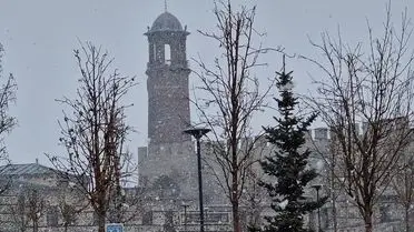 Erzurum’da karla kaplı sokak