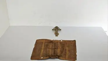 Orta Çağ parşömeni ve bronz haç